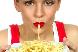 chica comiendo espaguetis
